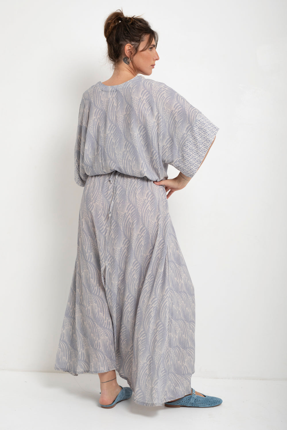 שמלת וי | מים שקטים